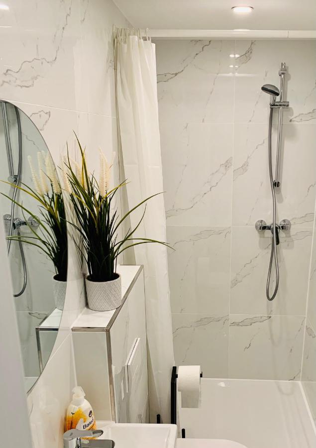 Gaestehaus Zur Uni Klinik Exklusives Apartment Mit Kueche Und Badezimmer Homburg  Buitenkant foto
